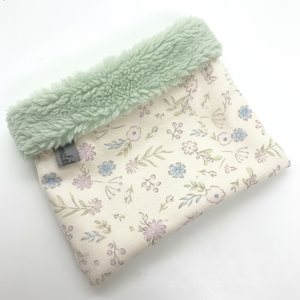 Loop außen zarter Blumenjersey, innen Teddy Blassgrün