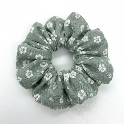 Scrunchie Musselin Salbei mit weißen Blümchen