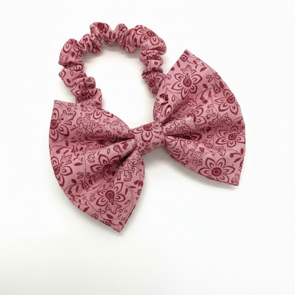 Fliege Blüten auf Rosa mit Scrunchie-Band